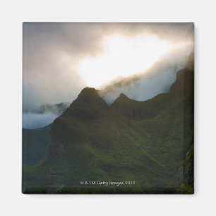 Imán cielo dramático sobre las montañas centrales del