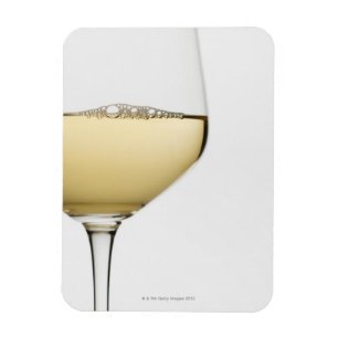 Imán Ciérrese para arriba del vidrio de vino blanco en