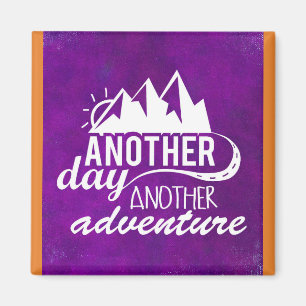 Imán Cita de aventuras - Montañas sobre fondo morado