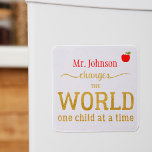Imán Cita de guión de tipografía de oro de nombre de pr<br><div class="desc">Personalizado "SU PROFESOR cambia el mundo de un niño a la vez",  meditada tipografía en rojo,  oro y blanco. ¡Haz un gesto de agradecimiento para tu profesor! — Tenga en cuenta que el color de fondo es cambiable (después de seleccionar la opción PERSONALIZAR).</div>