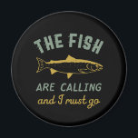 Imán Cita De Pesca Graciosa A La Que Llaman Los Peces Q<br><div class="desc">Diseño gracioso y humorístico para pescadores, pescadores, pescadores, amantes de la pesca fluvial y lacustre. Esta mercadería vintage, retro y angustiada es ideal para llevar en su viaje de pesca a la cabaña de madera. Trae los engranajes, la caña de pescar, el carrete de pesca y vamos a pescar algunos...</div>