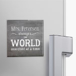 Imán Cita de tipografía blanca con nombre de profesor<br><div class="desc">Guión de tipografía en blanco y nombre inspirado en la cita "Los profesores cambian el mundo de un niño a la vez" en la pizarra. Personalízalo con el nombre de tu mejor profesor y hazlo un agradable regalo de agradecimiento por ti/él!</div>