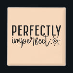 Imán Cita Inspiradora del Boho "Perfectamente imperfect<br><div class="desc">Celebra tu ser único con este imperfecto imperfecto estilo boho inspirador imperfecto. Con una tipografía moderna con letras a mano y tonos suaves y tierra, este imán le da un toque cálido y auténtico a su espacio. Ideal para cualquiera que acepte sus defectos y encuentre fuerza en la autenticidad. Colóquelo...</div>