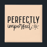 Imán Cita Inspiradora del Boho "Perfectamente imperfect<br><div class="desc">Celebra tu ser único con este imperfecto imperfecto estilo boho inspirador imperfecto. Con una tipografía moderna con letras a mano y tonos suaves y tierra, este imán le da un toque cálido y auténtico a su espacio. Ideal para cualquiera que acepte sus defectos y encuentre fuerza en la autenticidad. Colóquelo...</div>