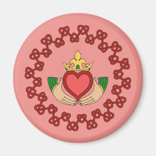 Imán Claddagh y Red Knotwork sobre rosa