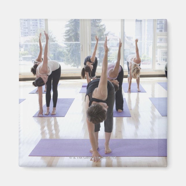 Imán clase practicando yoga con el instructor en un (Frente)