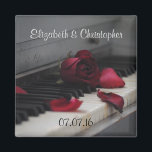 Imán Claves de piano con un Boda rosa rojo<br><div class="desc">Foto artística de un viejo piano centrada en las antiguas llaves amarillentas con una rosa roja descolorida sentada en las llaves y unos pétalos sueltos por todas partes. Esta imagen tiene un ánimo algo melancólico y sentimental con un toque nostálgico. Personalizar con el nombre de la novia y de los...</div>