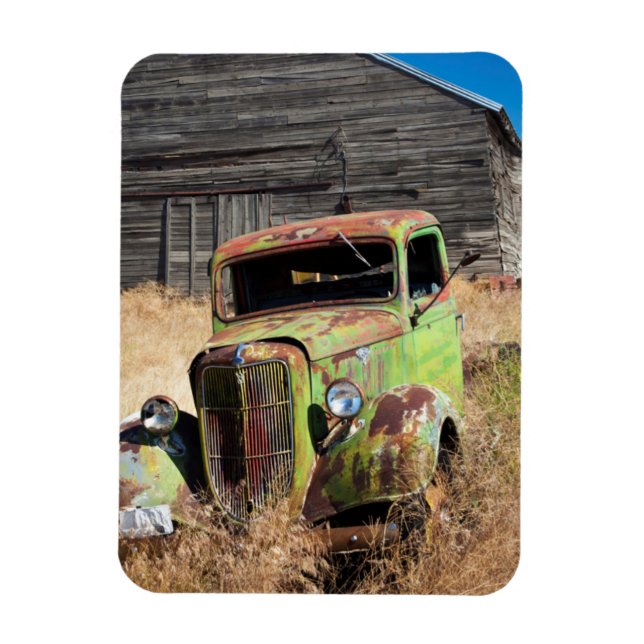 Imán Coche de rusto frente a una granja abandonada (Vertical)