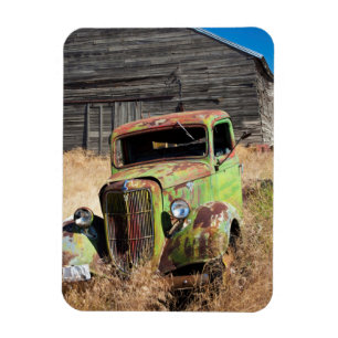 Imán Coche que aherrumbra delante de la granja