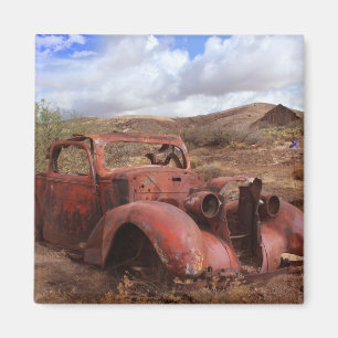 Imán Coche viejo que aherrumbra en paisaje del desierto