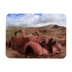 Imán Coche viejo que aherrumbra en paisaje del desierto
