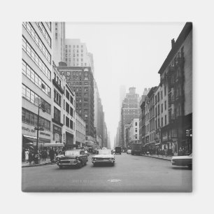 Imán Coches que montan en la calle B&W de la ciudad