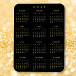 Imán Cocina de la Nevera del calendario del año 2025 de<br><div class="desc">Personalizado, hermosa y elegante tipografía de escritura de oro falso sobre negro, calendario 2025 de año completo, imán flexible, de alta calidad, resistente al agua y a la mancha, para cualquier superficie magnética en casa u oficina. Hace un gran regalo personalizado para amigos y familia, para vacaciones, navidades, años nuevos....</div>