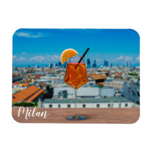 Imán Cóctel Spritz en una mesa con vistas a Milán
