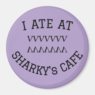 IMÁN COMÍ EN EL CENTRO DE CAFÉ DE SHARKY
