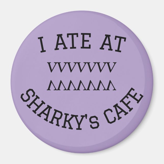 IMÁN COMÍ EN EL CENTRO DE CAFÉ DE SHARKY (Frente)