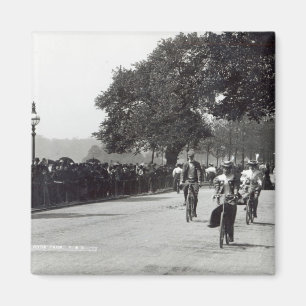 Imán Completando un ciclo en Hyde Park, c.1910