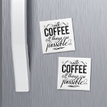 Imán Con El Café Todas Las Cosas Son Posibles<br><div class="desc">Enfrentar el día con una taza de jugo y este lindo recordatorio de que con el café,  todas las cosas son posibles. Magnet presenta la cita en estilos de tipografía mixta en blanco y negro.</div>