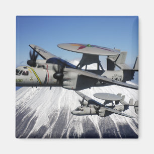 Imán Conducta de dos E-2C Hawkeyes un flyby