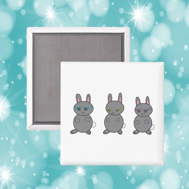Imán Conejos conejos con lentes (A cute magnet with three gray bunny rabbits wearing glasses.)
