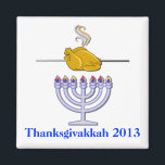 Imán Conmemoración de Thanksgivakkah en Turquía<br><div class="desc">Imán conmemorativo divertido de Thanksgivakkah con gráficos humorísticos de un pavo asado sobre una barra de escudo sobre una menorah. Texto negro,  en la parte inferior dice,  Thanksgivakkah 2013.</div>