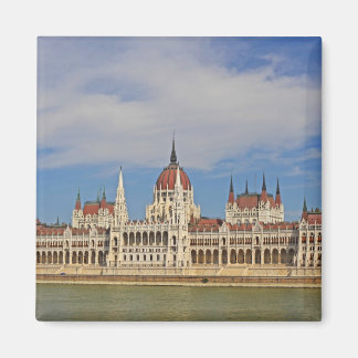 Imán Construyendo a lo largo del parlamento de Budapest