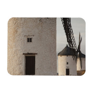 Imán Consuegra, antiguos molinos de viento de La Mancha