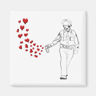 Imán Cop de rociador de pimienta casual con corazón