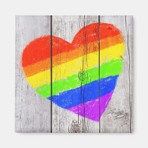 Imán corazón del arco iris en un panel de madera sucio