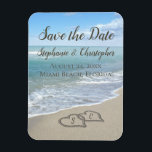 Imán Corazones del monograma de la boda de playa en la<br><div class="desc">¡Céntrese en la novia y los nombres y las iniciales del novio en la arena de la playa, dibujada dentro de un corazón! Los corazones elegantes de la arena varan el destino que se casa haciendo juego imagen escénica hermosa del paisaje de las características determinadas del agua clara del océano...</div>