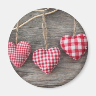 Imán Corazones rojos en la tabla de madera