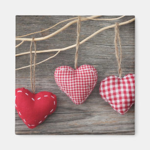 Imán Corazones rojos en la tabla de madera