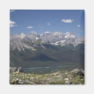 Imán Cordillera y lago encima de una montaña