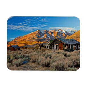 Imán Cortijo viejo a lo largo del lago Hwy 395 en junio