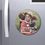 Imán Corto corazón te ama MAMÁ Día de la Madre<br><div class="desc">Cute HEART LOVE YOU MAMÁ Mother's Day Magnets presenta tu foto favorita con el texto "(corazón del amor) tu Mamá" en escritura blanca moderna con tus nombres debajo. Personalice editando el texto en el cuadro de texto proporcionado y agregando su propia imagen. Diseñado por ©2022 Evco Studio www.zazzle.com/store/evcostudio</div>