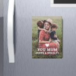 Imán Corto corazón te ama MAMÁ Día de la Madre<br><div class="desc">Cute HEART LOVE YOU MAMÁ Mother's Day Magnets presenta tu foto favorita con el texto "(corazón del amor) tu Mamá" en escritura blanca moderna con tus nombres debajo. Personalice editando el texto en el cuadro de texto proporcionado y agregando su propia imagen. Diseñado por ©2022 Evco Studio www.zazzle.com/store/evcostudio</div>