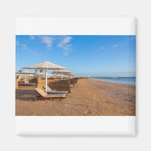 Imán Costa de Egipto con paraguas en la playa.JPG