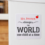 Imán Cotización del guión de tipografía de nombre de pr<br><div class="desc">Personalizado "SU PROFESOR cambia el mundo de un niño a la vez",  meditada tipografía en rojo,  negro y blanco. ¡Haz un gesto de agradecimiento para tu profesor! — Tenga en cuenta que el color de fondo es cambiable (después de seleccionar la opción PERSONALIZAR).</div>