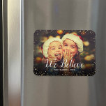 Imán Creemos | Superposición de la fotografía de Glitz<br><div class="desc">imanes de fotos de vacaciones impresos por personalizados con una plantilla sencilla para la personalización. Este diseño moderno de moda tiene un purpurina falso y un elegante texto de caligrafía. El texto dice "Creemos". Personalízalo con tus fotos y agrega tu apellido y el año. Utilice las herramientas de diseño para...</div>