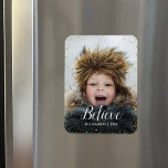 Imán Creer | Superposición de la fotografía de Glitz Fa<br><div class="desc">imanes de fotos de vacaciones impresos por personalizados con una plantilla sencilla para la personalización. Este diseño moderno de moda tiene un purpurina falso y un elegante texto de caligrafía. La redacción dice "Creer". Personalízalo con tus fotos y agrega tu apellido y el año. Utilice las herramientas de diseño para...</div>
