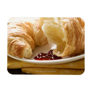 Imán Croissant con mermelada en un plato