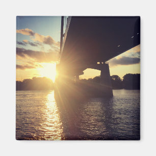 Imán crucero de puesta de sol en el río mississippi