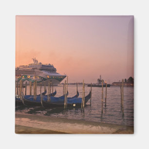 Imán Crucero y góndolas cerca del Gran Canal, Italia