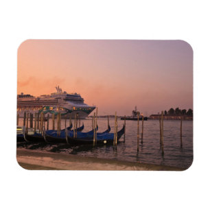 Imán Crucero y góndolas cerca del Gran Canal, Italia