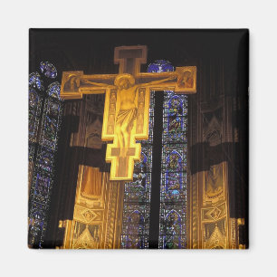 Imán Crucifijo sobre el altar mayor en la Santa