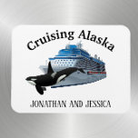 Imán Cruising Alaska Orca Killer Whale Ship<br><div class="desc">Este diseño fue creado a través del arte digital. Puede ser personalizado en el área proporcionada o personalizándolo eligiendo la opción de pulsar para personalizar y cambiando el nombre, iniciales o palabras. También puede cambiar el color y estilo del texto o eliminar el texto para un diseño de sólo imagen....</div>