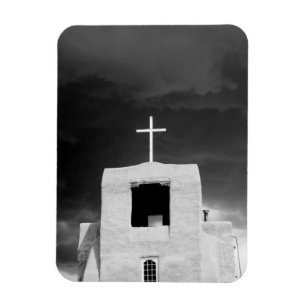Imán Cruz en la iglesia más antigua, San Miguel, Santa