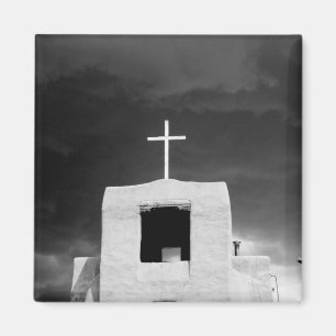 Imán Cruz en la iglesia más antigua, San Miguel, Santa