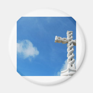 Imán Cruz en nubes y cielo azul