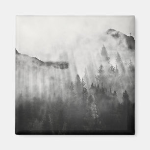 Imán Cruz encima de las montañas de niebla